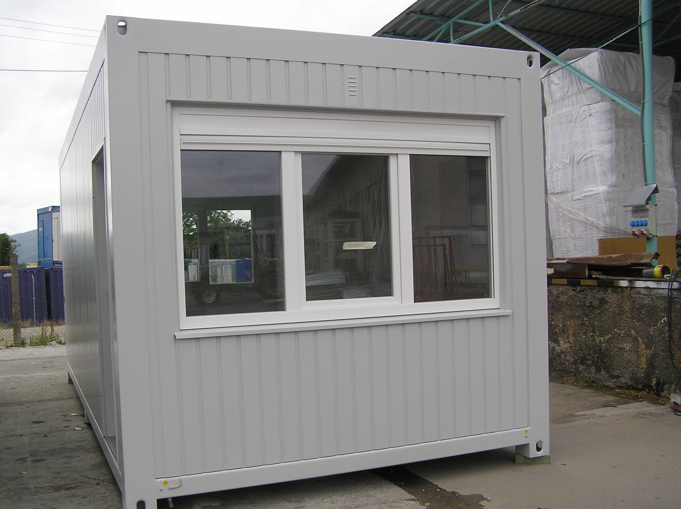 Typ 01 Bürocontainer ca. 2,5m x 6m lang mit Windfang und auswechselbaren Wandelementen 